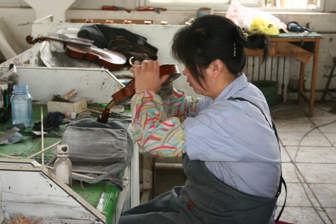 小提琴工藝：油漆 ，是經過幾十道工藝，細細的打磨，才成如今這樣子的